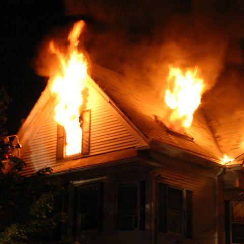Ein brennendes Haus, Flammen kommen aus den Fenstern