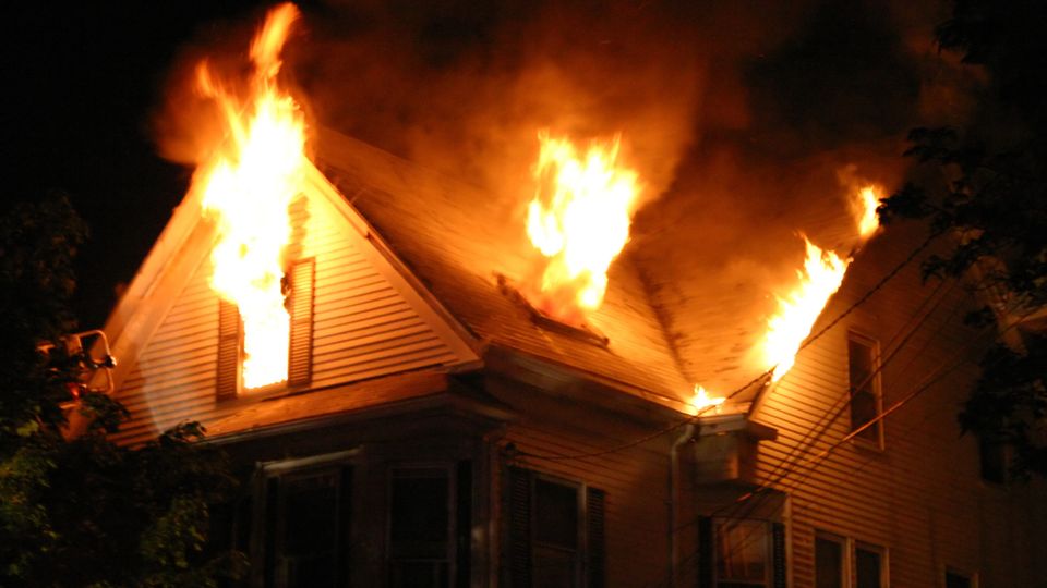 Ein brennendes Haus, Flammen kommen aus den Fenstern