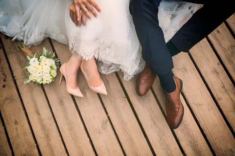 Teile der Familie kamen nicht schick zur Hochzeit. Was das Brautpaar nicht wusste: die Bräutigam-Mutter steckte dahinter ...