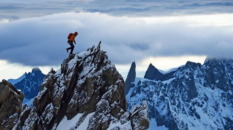 Balanceakt auf der Aiguille de Blanche de Peueterey im Mount-Blanc-Gebiet, einer der am schwierigsten zu besteigenden Viertausender der Alpen. 