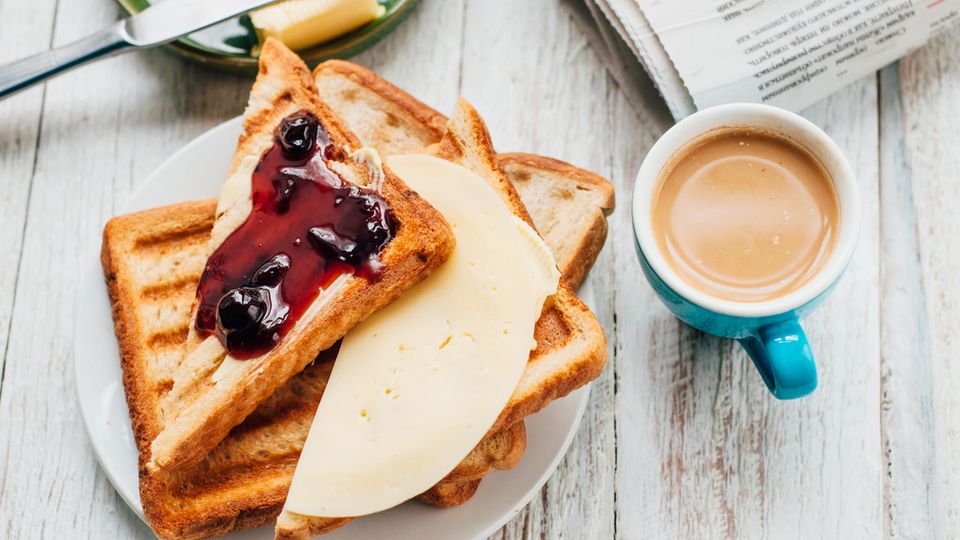 Ursachen für Müdigkeit: Frühstück mit Toast und Marmelade