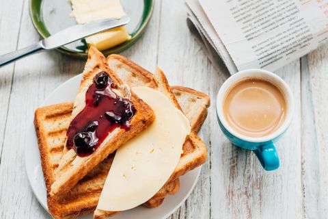 Ursachen für Müdigkeit: Frühstück mit Toast und Marmelade