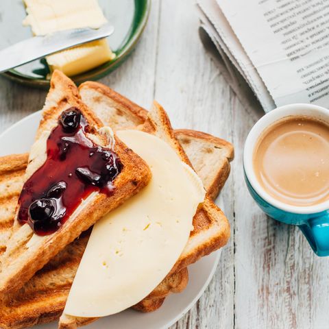 Ursachen für Müdigkeit: Frühstück mit Toast und Marmelade