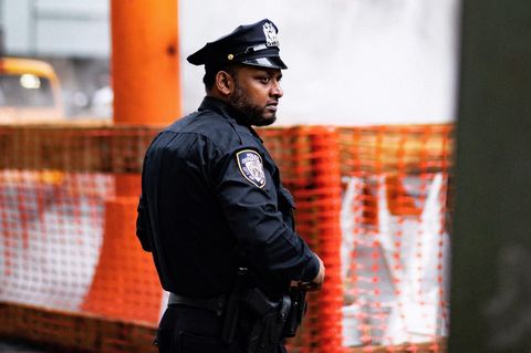 Ein Polizist mit skeptischem Gesichtsausdruck