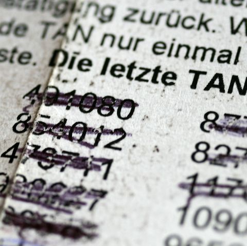 Eine TAN-Liste mit durchgestrichenen Zahlen