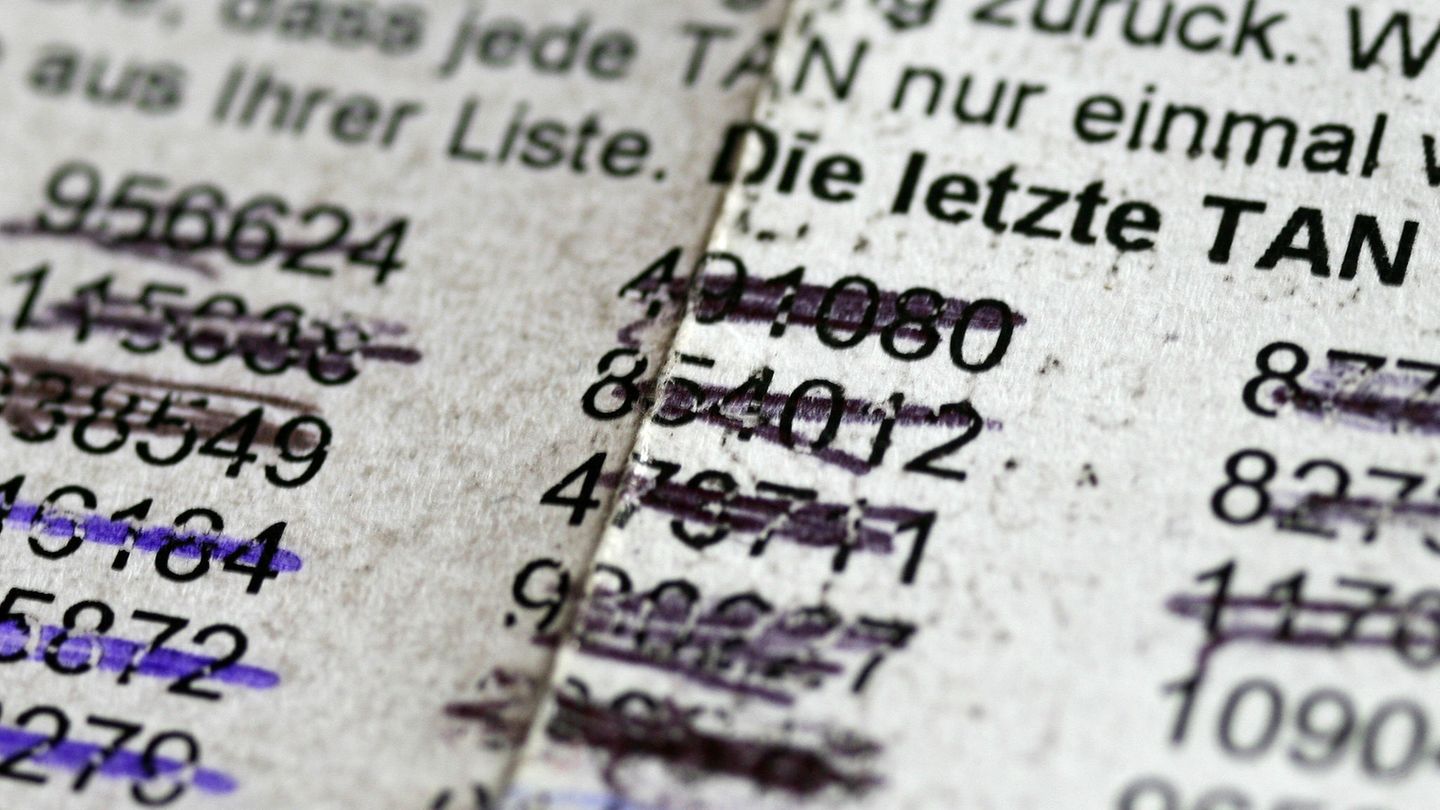 Eine TAN-Liste mit durchgestrichenen Zahlen