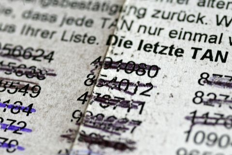 Eine TAN-Liste mit durchgestrichenen Zahlen