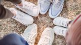 Weiße Sneaker halten sich wacker als modischer Trend