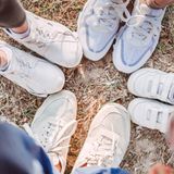 Weiße Sneaker halten sich wacker als modischer Trend