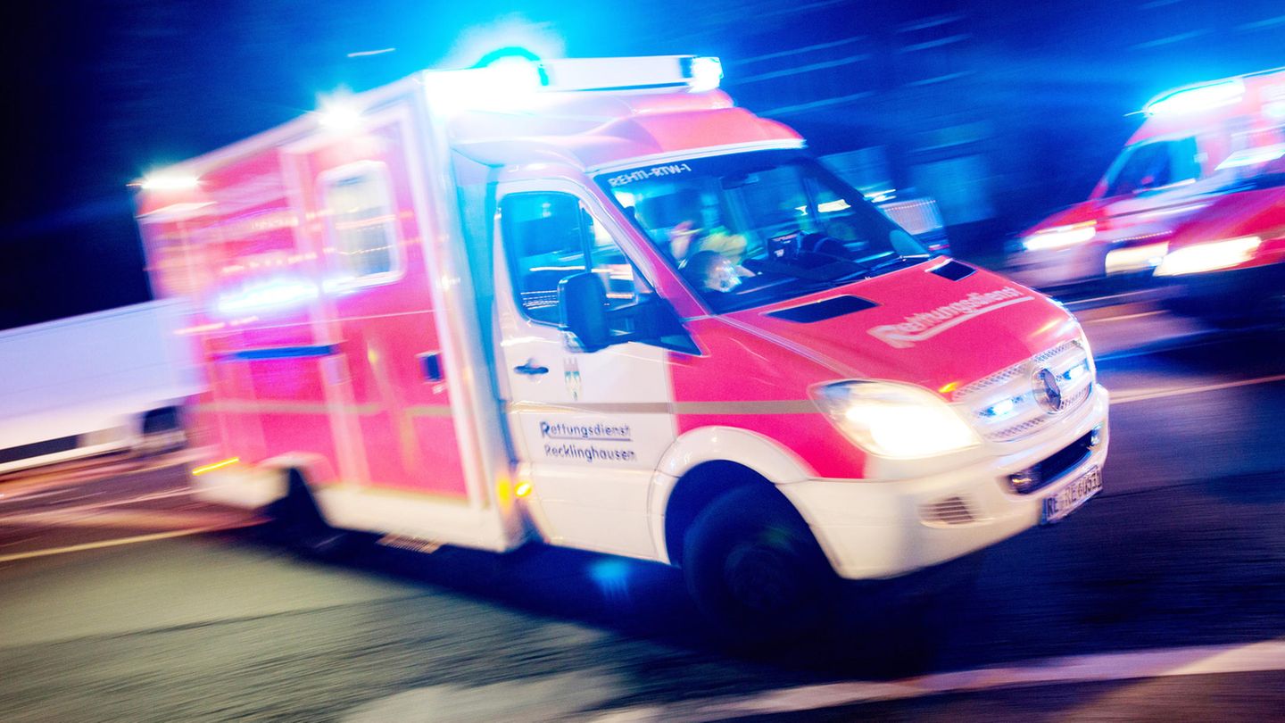 Ein fahrender Rettungswagen