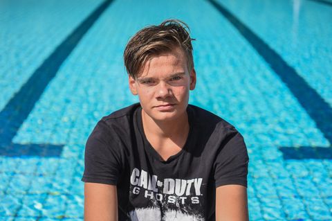 Justin Fischer sitzt am Rande des Nichtschwimmerbeckens im Freibad