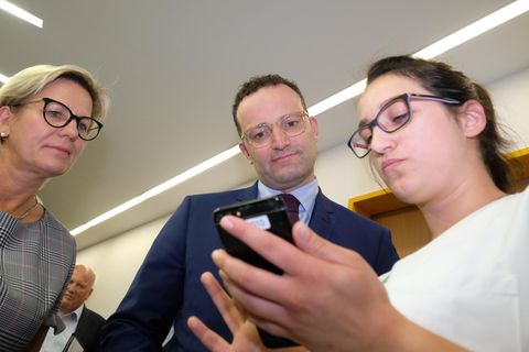 Jens Spahn schaut mit der sächsischen Sozialministerin Barbara Klepsch auf eine Klinik-App in Zwickau