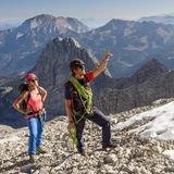 1. Eine Tour kann immer nur so gut sein wie ihre Planung. Besorgen Sie sich Kartenmaterial, schauen Sie, wo Sie Rast machen können – liegen Schutzhütten oder bewirtschaftete Almen auf der Route? Wenn Sie sich unsicher fühlen und das Gelände nicht einschätzen können: Schließen Sie sich einer geführten Wanderung an oder nehmen Sie sich einen Bergführer. Ich mache das selbst auch gelegentlich, wenn ich zum ersten Mal in einer Region bin.