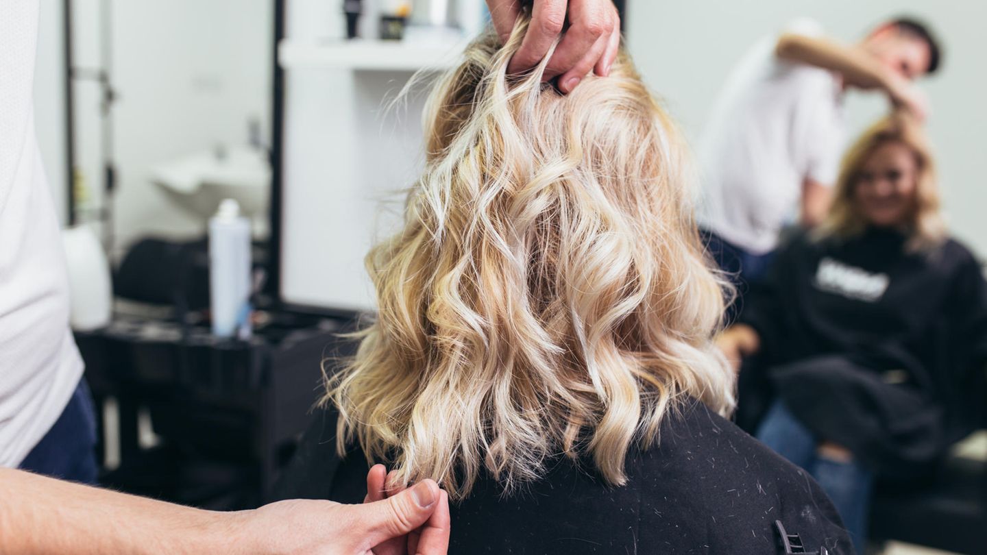 Eine Frau beim Friseurbesuch