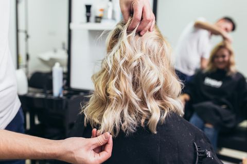 Eine Frau beim Friseurbesuch