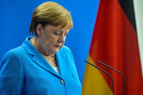 Angela Merkel blickt nachdenklich bei der Pressekonferenz, in der sie sich bemühte, eine Erklärung für ihr erneutes Zittern zu liefern.