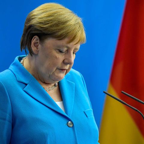 Angela Merkel blickt nachdenklich bei der Pressekonferenz, in der sie sich bemühte, eine Erklärung für ihr erneutes Zittern zu liefern.