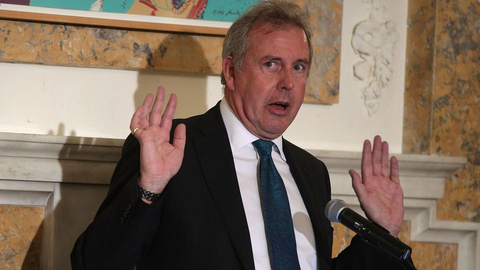 Kim Darroch  - hier bei einer Rede Ende 2017 in Washington - hebt seine Hände hoch