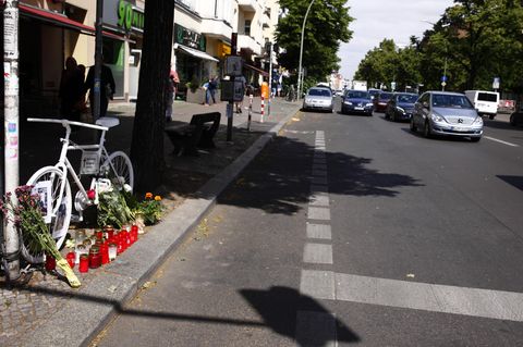 Die weißen Räder erinnern an tote Radfahrer.