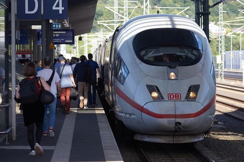 Ein ICE steht im Bahnhof