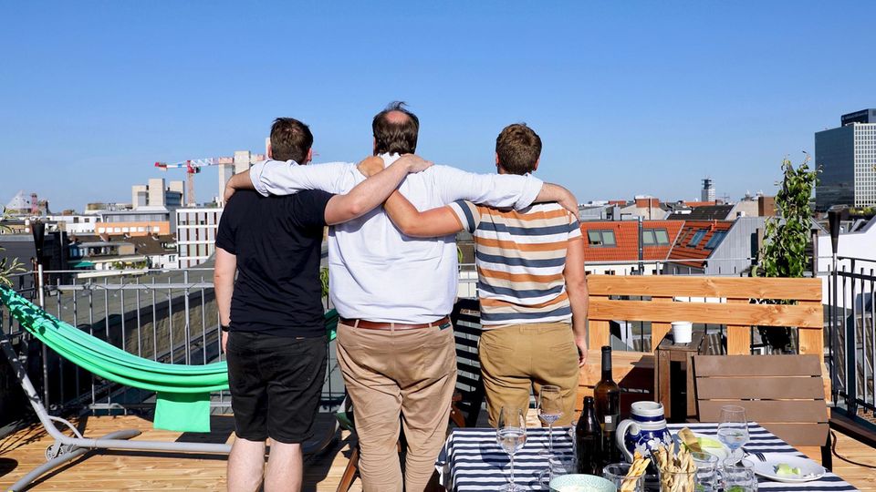 Jörg, Philipp und Malte (v.r.) genießen ihre Dachterrasse mit tollem Blick über Köln