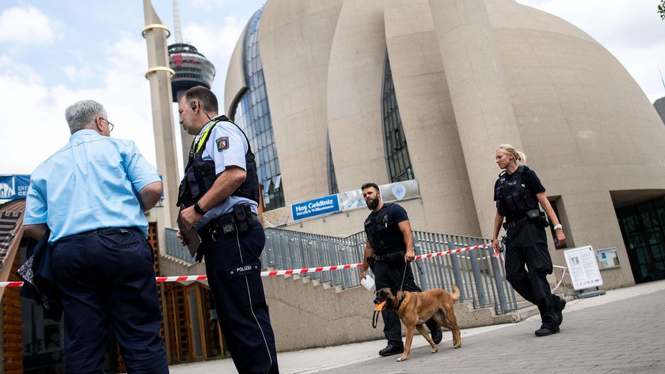 Polizisten stehen vor der Zentralmoschee in Köln