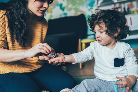 Homöopathie: Eine Frau gibt einem Jungen ein homöopathisches Mittel