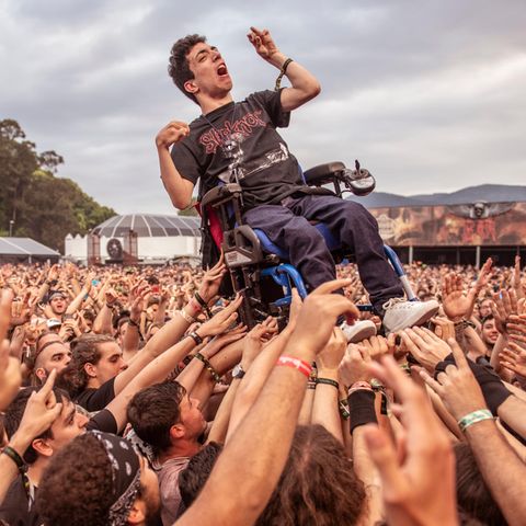 Crowdsurfing mit Rollstuhl: Das Resurrection Metal Festival wird dieser Rollifahrer nicht so schnell vergessen