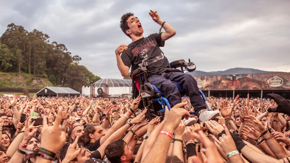 Crowdsurfing mit Rollstuhl: Das Resurrection Metal Festival wird dieser Rollifahrer nicht so schnell vergessen