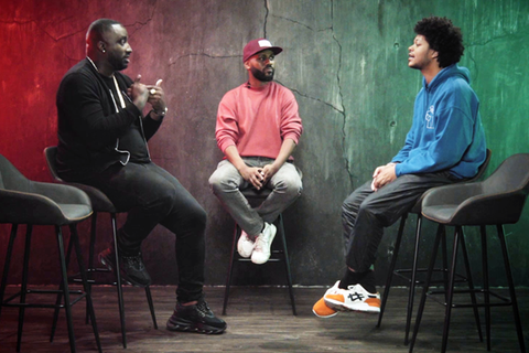 DISKUTHEK: Rapper Manuellsen (l.) diskutiert mit Journalist Yannick Niang (r.) über Rassismus im Deutschrap