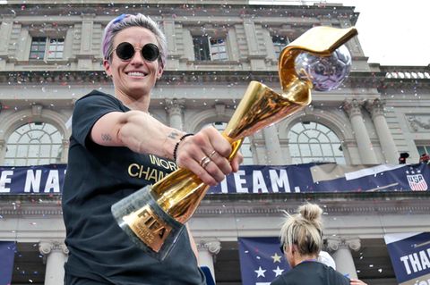 Ziel von Hassbotschaften? US-Fußballweltmeisterin Megan Rapinoe mit WM-Pokal in Feierpose