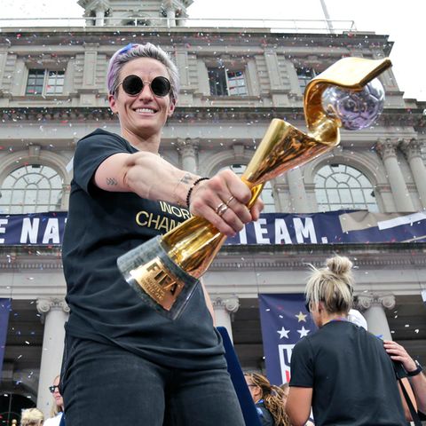 Ziel von Hassbotschaften? US-Fußballweltmeisterin Megan Rapinoe mit WM-Pokal in Feierpose