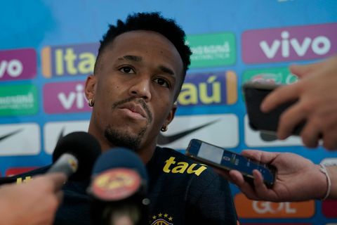 Eder Militao stellt sich während der Copa America den Fragen der Journalisten