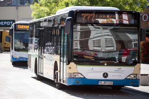 Busse stehen am Busbahnhof in Monheim