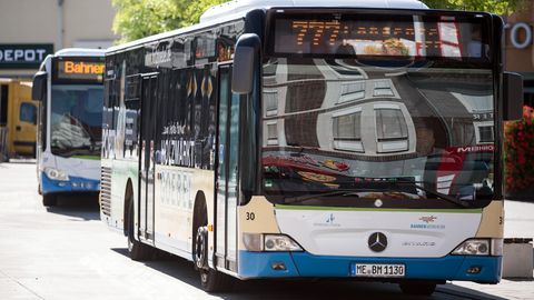 Busse stehen am Busbahnhof in Monheim