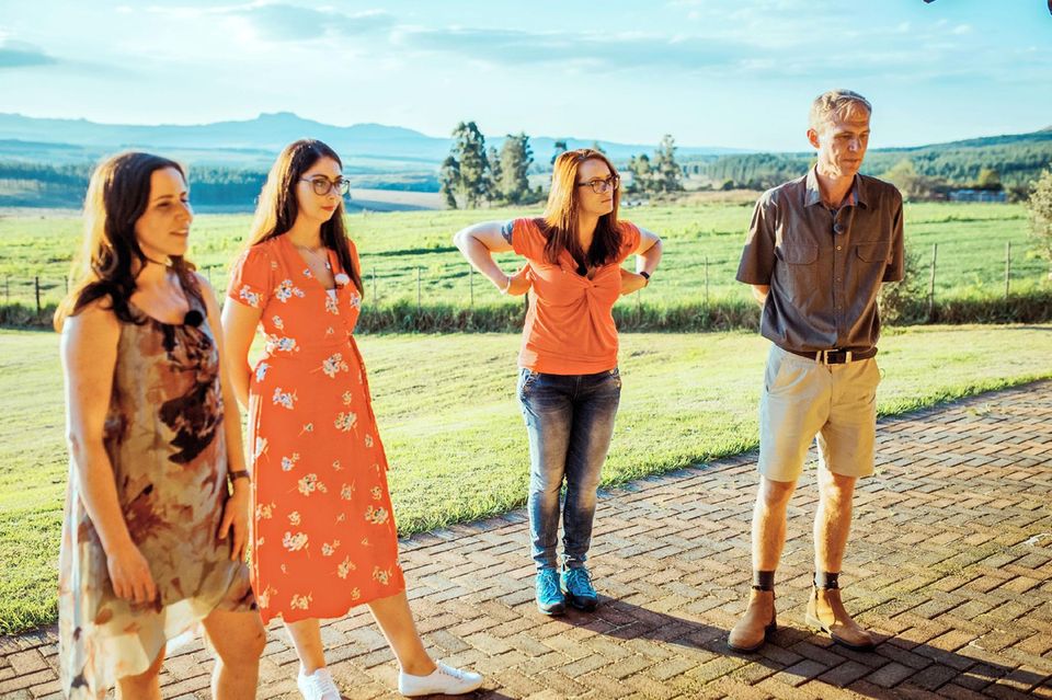 Bei "Bauer sucht Frau" kam es fast zu einem Unfall Rüdiger aus Südafrika mit Sarah, Kira und Martha (v.l.)