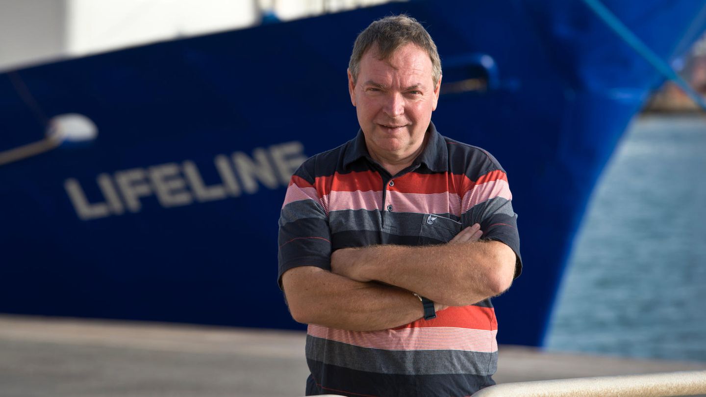 Kapitän Claus-Peter Reisch vor dem Rettungsschiff Lifeline im Hafen von Valletta, Malta