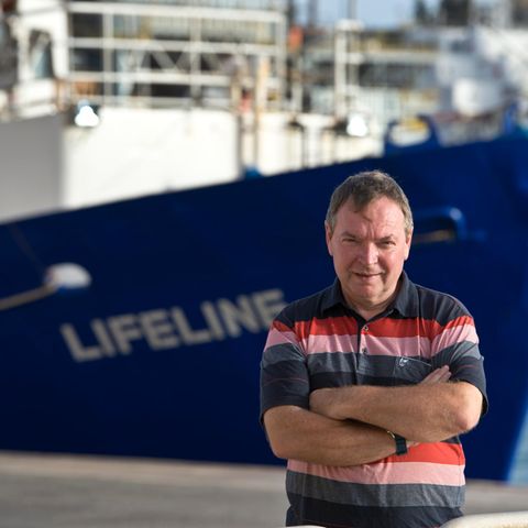 Kapitän Claus-Peter Reisch vor dem Rettungsschiff Lifeline im Hafen von Valletta, Malta