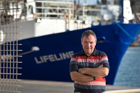 Kapitän Claus-Peter Reisch vor dem Rettungsschiff Lifeline im Hafen von Valletta, Malta