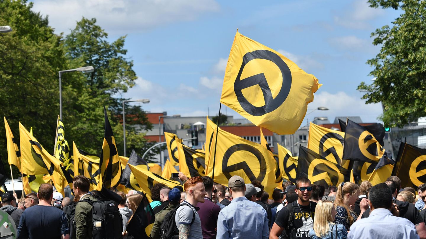 Die Identitäre Bewegung (IB) - hier bei einer Demo in Berlin im Juli 2017 - ist laut Verfassungsschutz rechtsextremistisch