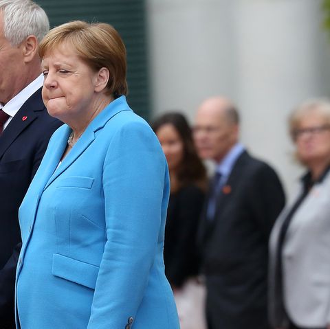 Angela Merkel erleidet zum dritten Mal innerhalb eines Monats einen Zitteranfall.