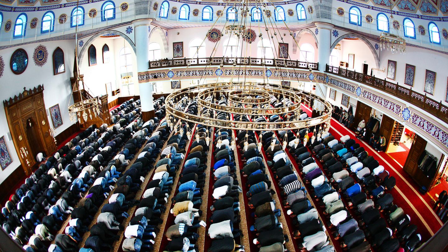 Muslime beten in der Merkez-Moschee in Duisburg. In Deutschland stößt der Islam weiter auf große Vorbehalte. 