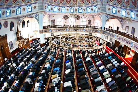 Muslime beten in der Merkez-Moschee in Duisburg. In Deutschland stößt der Islam weiter auf große Vorbehalte. 