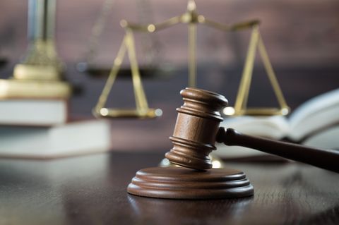 Justiz-Angestellter neben einem Stapel Akten
