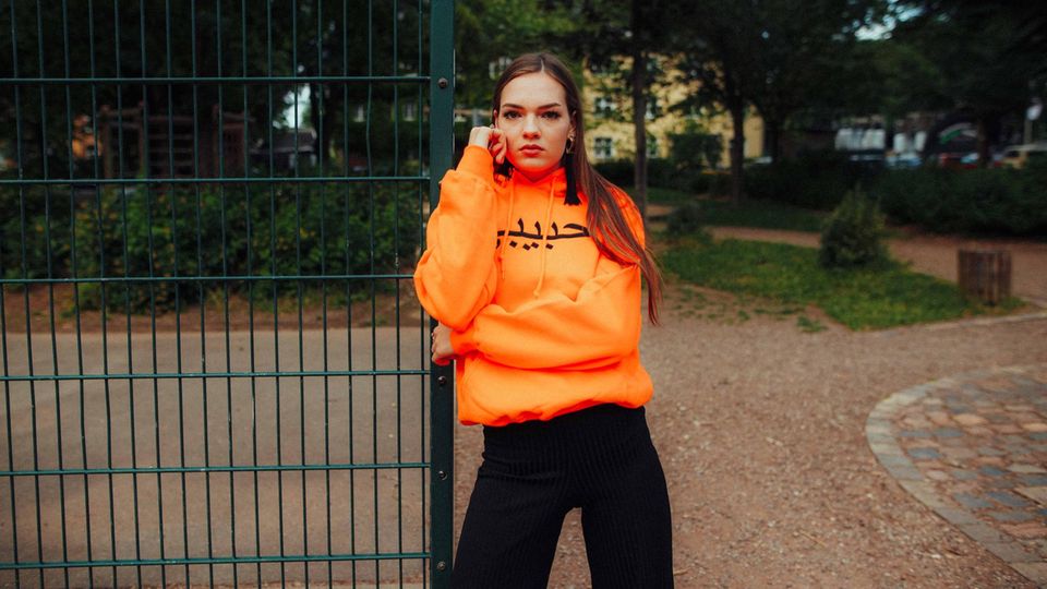 Habibi Eine Freundin trägt ein Habibi-Hoodie