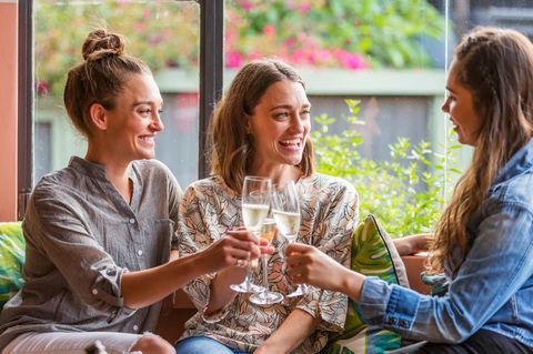 In der Wine-Mom-Kultur wird das Glas zum ständigen Begleiter.