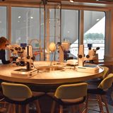 Mikroskope für neue Einblicke: "Das Herz des Schiffes ist das Amundsen Science Center", sagt Kapitän Kai Albrigtsen bei einem ersten Rundgang auf dem neuen Flaggschiff von Hurtigruten.