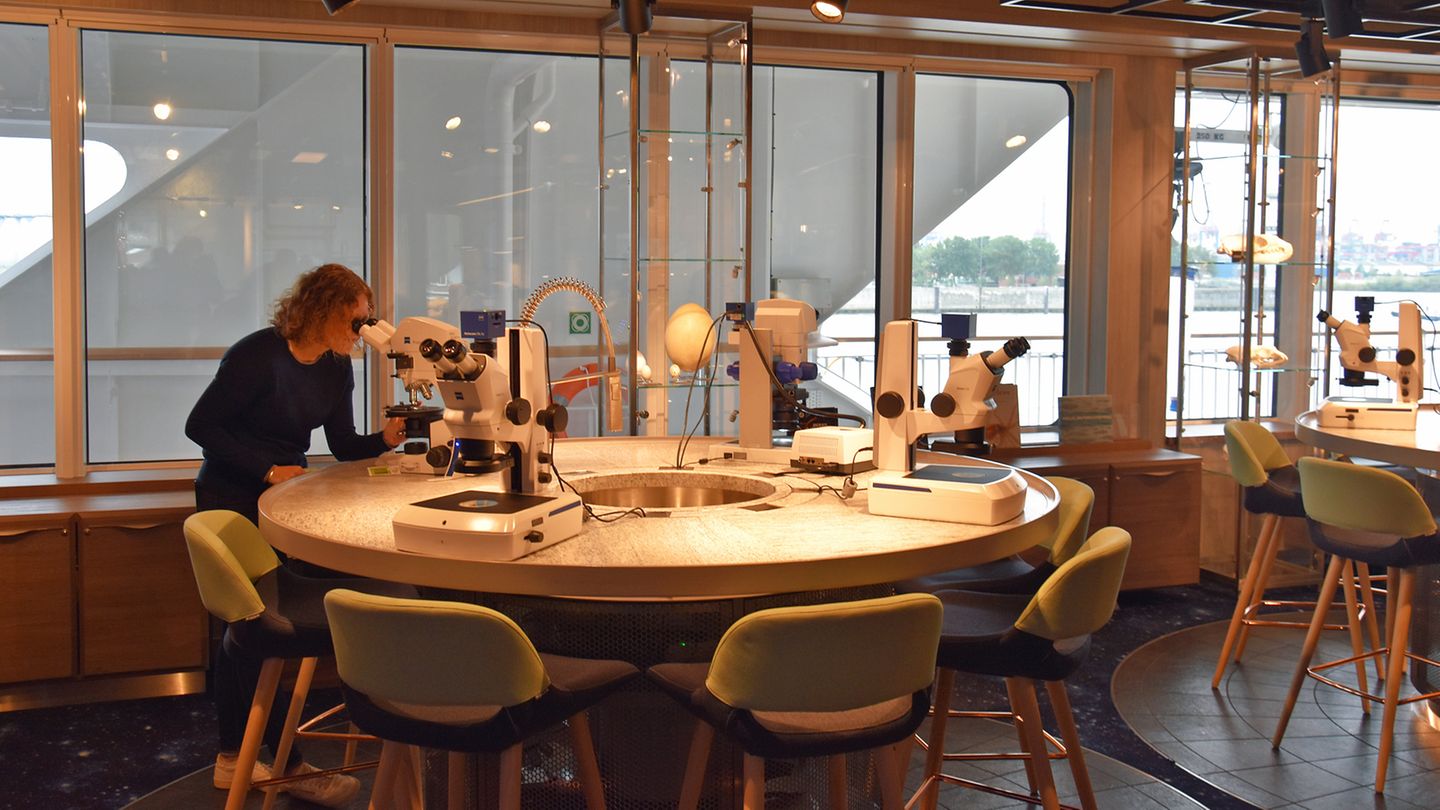 Mikroskope für neue Einblicke: "Das Herz des Schiffes ist das Amundsen Science Center", sagt Kapitän Kai Albrigtsen bei einem ersten Rundgang auf dem neuen Flaggschiff von Hurtigruten.