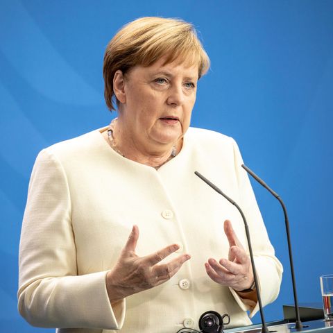 Bundeskanzlerin Angela Merkel spricht vor Journalisten über ihren Gesundheitszustand.