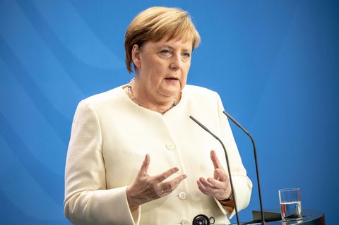 Bundeskanzlerin Angela Merkel spricht vor Journalisten über ihren Gesundheitszustand.